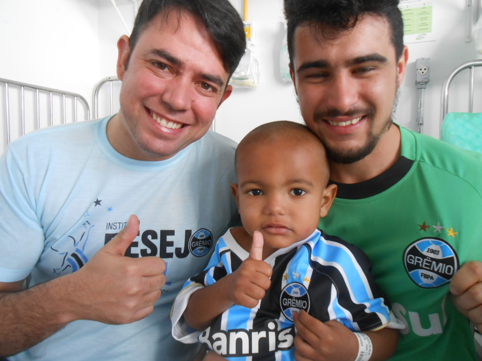 Andryus faz tratamento no Hospital Conceição . Um menino adorável é o Andryus. Querido , uma simpatia de criança. Mesmo um tanto debilitado recebeu a camiseta do Grêmio do voluntário Leandro Rosa com um largo sorriso e ainda beijou o simbolo do Grêmio. Saúde Andryus.