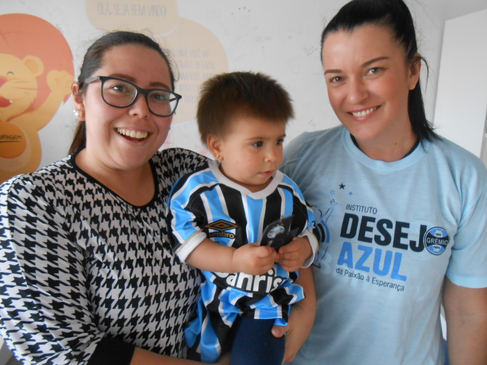 Helena está fazendo acompanhamento no Instituto do Câncer Infantil. Faz uma série de exames de manutenção. Está praticamente curada. Sua mãe disse que ontem vibrou muito com a vitória do Imortal na Argentina. Helena ganhou a camiseta do Grêmio da voluntária Heloísa Santini.