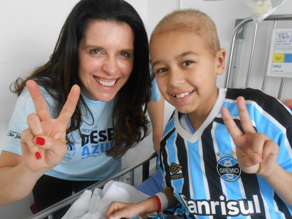 Foi um dia muito importante na vida da Rafaela. A menina que está fazendo tratamento no Hospital Conceição iria ganhar alta. Pode assim ir para a casa. Agora é nova fase. Mas antes da alta ganhou um grande presente a camiseta do Grêmio dada com a colaboração da voluntária Rachel Rauter. Que essa camiseta te traga muita saúde sempre Rafaela!