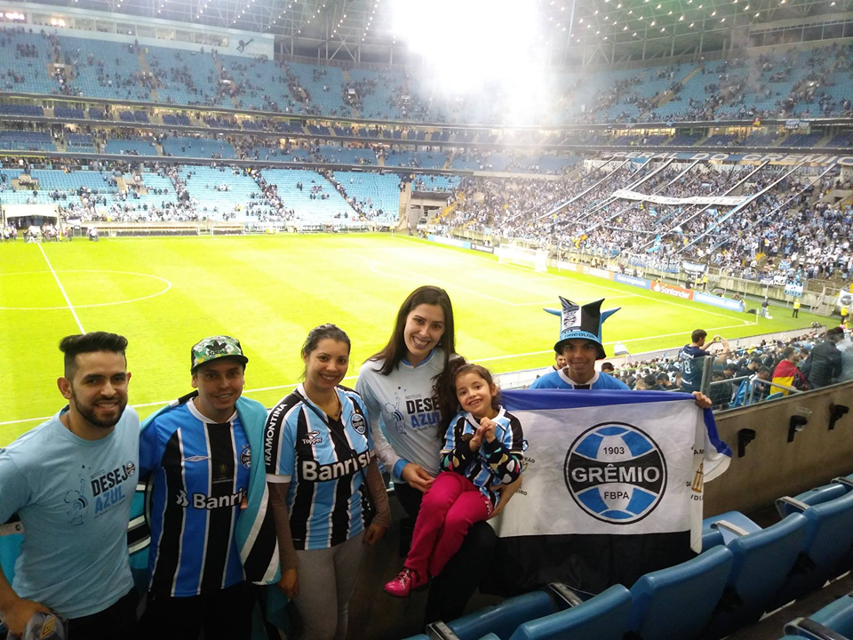 Yasmin mora em Caxias do Sul. A menina nunca tinha ido na Arena . A expectativa era muito grande , tanto da menina , quanto do seus pais e voluntários da ação. Era muita emoção envolvida. E não poderia ter sido melhor pois Yasmin além de ter conhecido esse templo que é a Arena, viu a goleada do Grêmio contra o Tucuman por 4 x 0 e a classificação á semi-final de Libertadores.