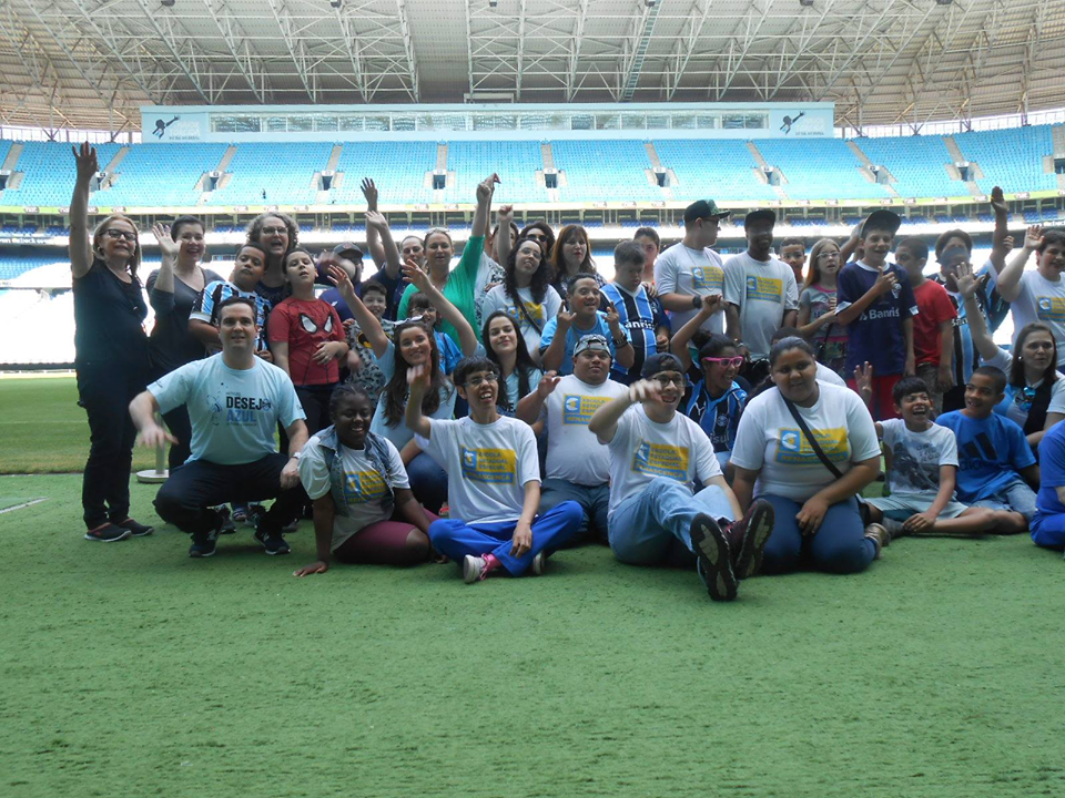 Na tarde do dia 08 de outubro realizamos mais um tour pelas dependências da Arena com crianças e voluntários do Desejo Azul. Desta vez estiram presentes mais de 50 crianças da Escola Renascença de Porto Alegre que vibraram e se emocionaram em conhecer de perto locais como vestiário , zona mista, beira do campo e muito mais. Presença dos voluntários Roberto Gallo, Leila Tubase e Nicolly Scheibler Trentin.