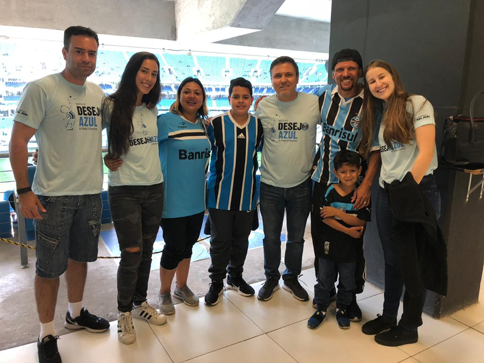 Lucas faz tratamento no Hospital São Lucas da PC. Conseguiu uma liberação dos médicos para ir juntamente com seus pais r ver Grêmio x Sport, seu primeiro jogo na Arena . E estavam todos muito emocionados na tarde de ontem. O resultado da partida pouco importou porque todos estavam muito felizes por mais um desejo realizado. Participaram da ação os voluntários Júlio Dutra, Lara Gomes Duarte, Alexandre Silva da Silva, Patrícia Kuhl da Silva e Júlia Mara Kuhl da Silva.