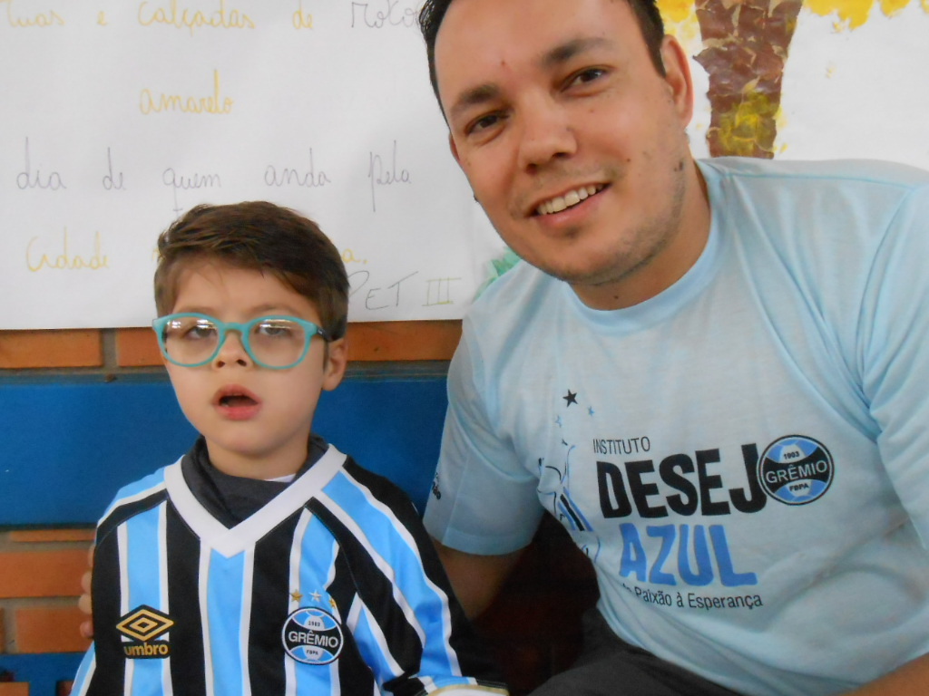 Gabriel tem 5 anos e estuda na Apae Nazareth em Porto Alegre. É um grande gremista e estava ansioso para receber sua camiseta do Tricolor. O menino estava inquieto e não via a hora de abir o presente que lhe foi dado pelo voluntário Wagner Silva. A camiseta do Grêmio combinou com seu estiloso óculos azul.