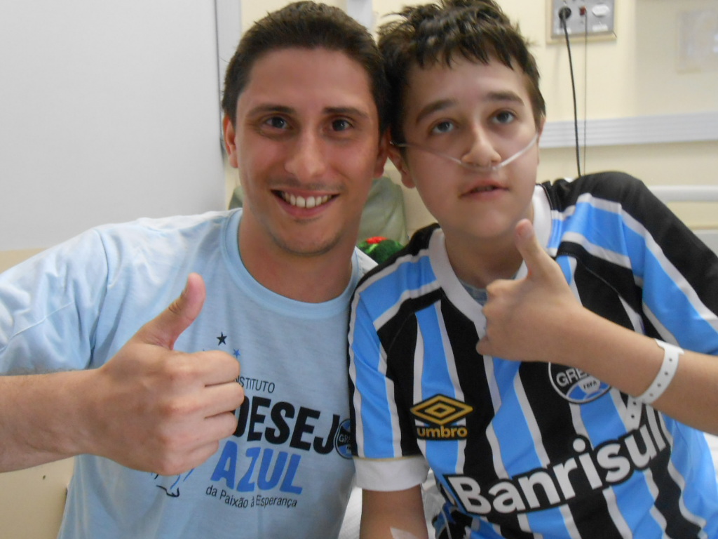 José Lucas faz tratamento no Hospital de Clínicas. É um queridão José Lucas. Gremistão como seus pais é um tricolor fervoroso. Seu tratamento é longo mas ele vai vencer essa batalha com toda certeza. Ainda mais agora que ganhou do voluntário Luiz Henrique Leite a camiseta oficial do Grêmio.