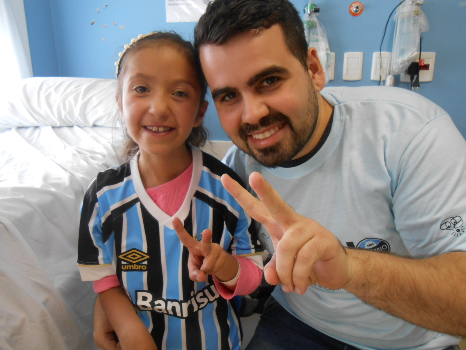 Antônia estava muito feliz. A alta esperada foi dada. Agora viverá nova fase. Curada , vida normal e com bastante tempo para curtir seu Tricolor. E amanhã já estará vibrando e torcendo na Libertadores. Antonia ganhou sua camiseta do Grêmio do voluntário Bruno Teixeira.