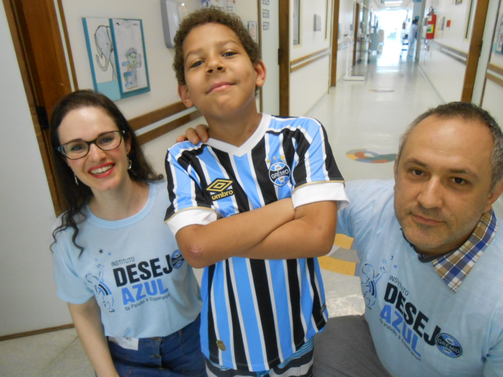 José Adriano 13 anos e Endrew 10 anos fazem tratamento no Hospital da Criança Santo Antônio. Cada um com seu problema de saúde mas um sonho em comum, ganhar uma camiseta oficial do Grêmio. E com a colaboração dos voluntários Tatiana Rossa e Rogério Fallavena levamos a estes dois guerreiros o presente que eles tanto ambicionavam.