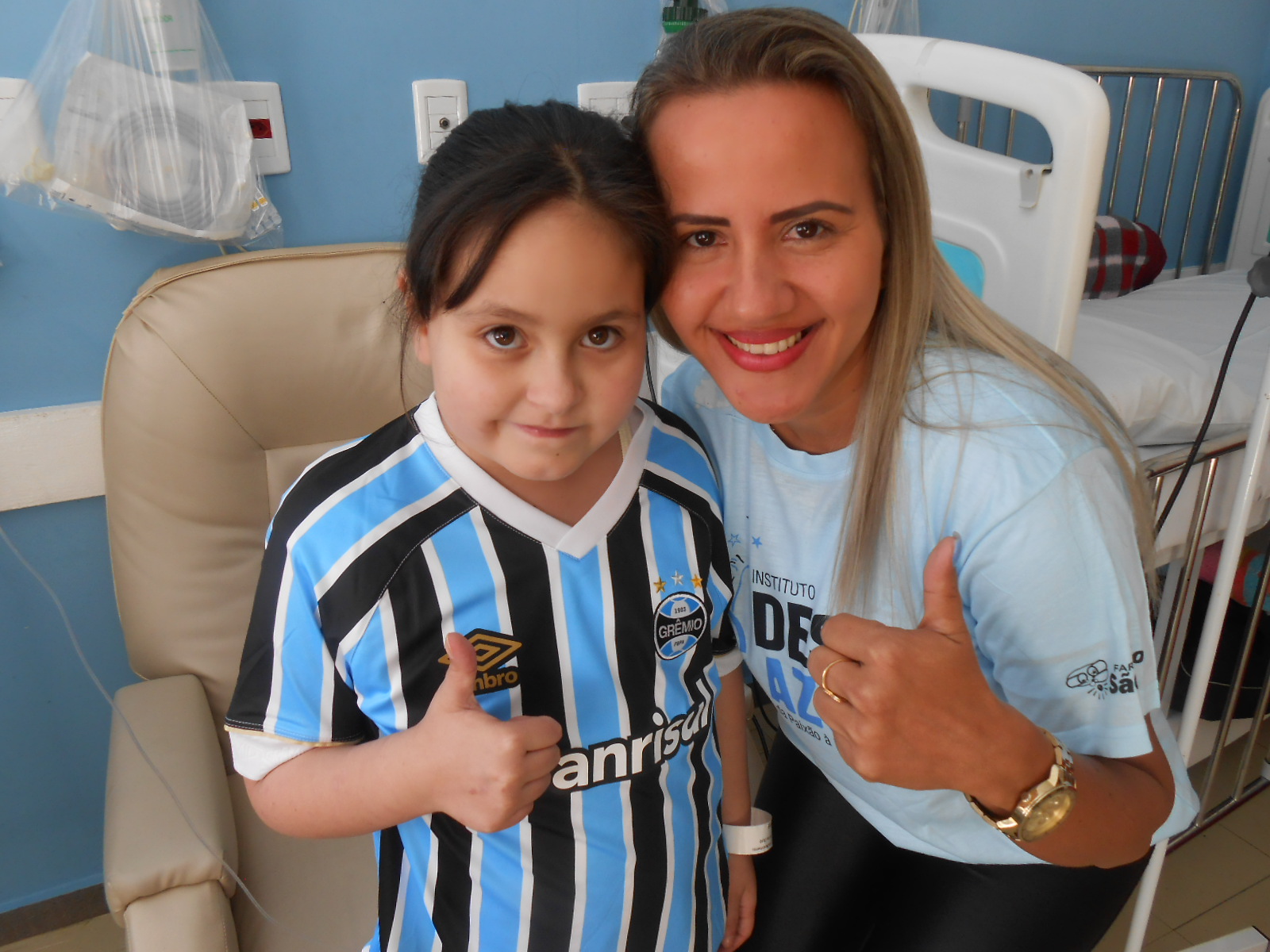 Rayane está fazendo tratamento no Instituto de Cardiologia. Fez um pequeno procedimento cirurgico e em breve terá alta a viverá vida normal. Para dar mais força para essa pequena guerreira tricolor nada melhor que atender seu grande desejo: ganhar uma camiseta do Grêmio. E para tanto contamos com uma gremista voluntária que mora em Roraima. Ediane Coelho veio a Porto Alegre visitar o namorado e pediu para participar de uma ação. É grande o nosso tricolor !