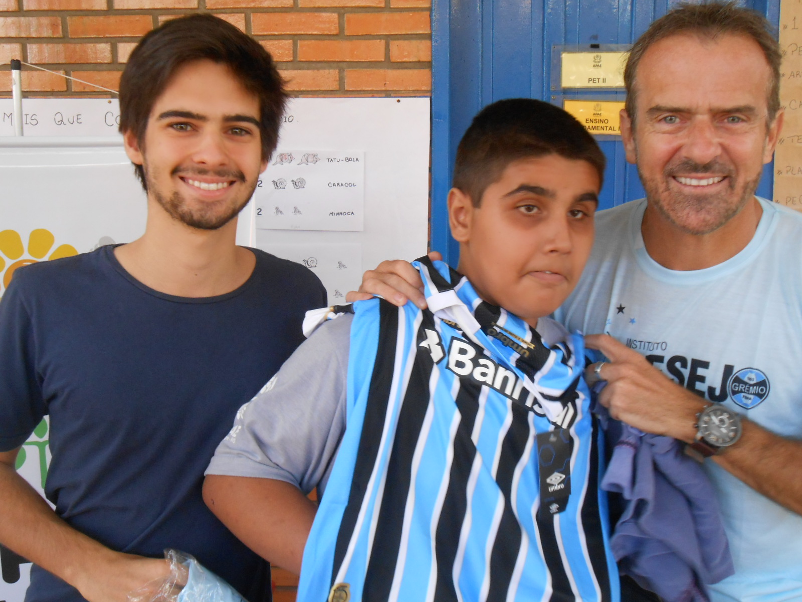 Gustavo estuda na Escola Apae Nazaret em Porto Alegre. Seja qual for o resultado, nas vitórias e nas derrotas, Gustavo é um torcedor fanático do Tricolor. O menino queria uma camiseta oficial do Grêmio . E com a colaboração especial do voluntário César Guto Peixoto e seu filho também Gustavo, o menino teve seu grande desejo atendido.