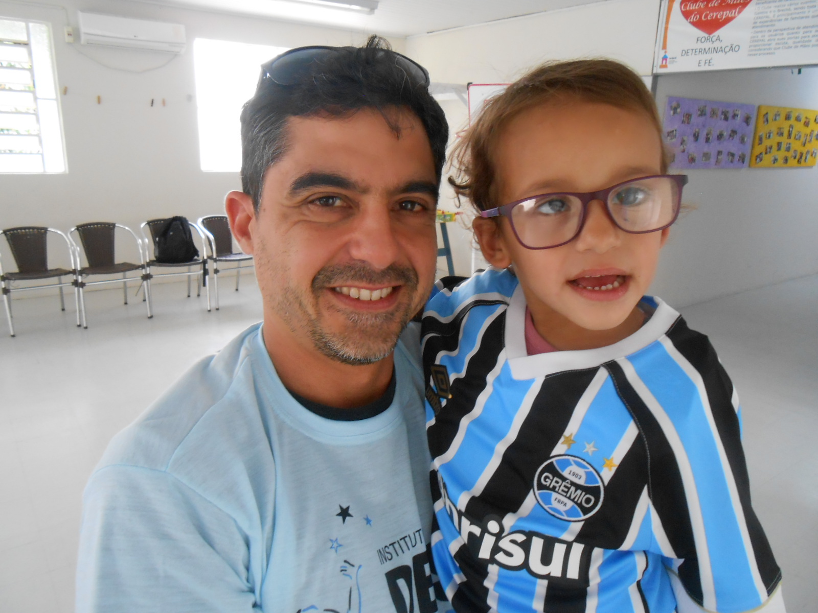 Não poderia ser mais apropriado para o dia de hoje. Quem foi a ganhadora da camiseta do Grêmio na CEREPAL foi a linda Vitória. Uma menina que esbanja simpatia e alegria. Doce como poucas e que vibra com o Grêmio como o seu pai. Vitória é tudo que queremos para essa gremista e para o nosso Tricolor. A menina ganhou a camiseta do Grêmio do voluntário Augusto de Souza Alves.