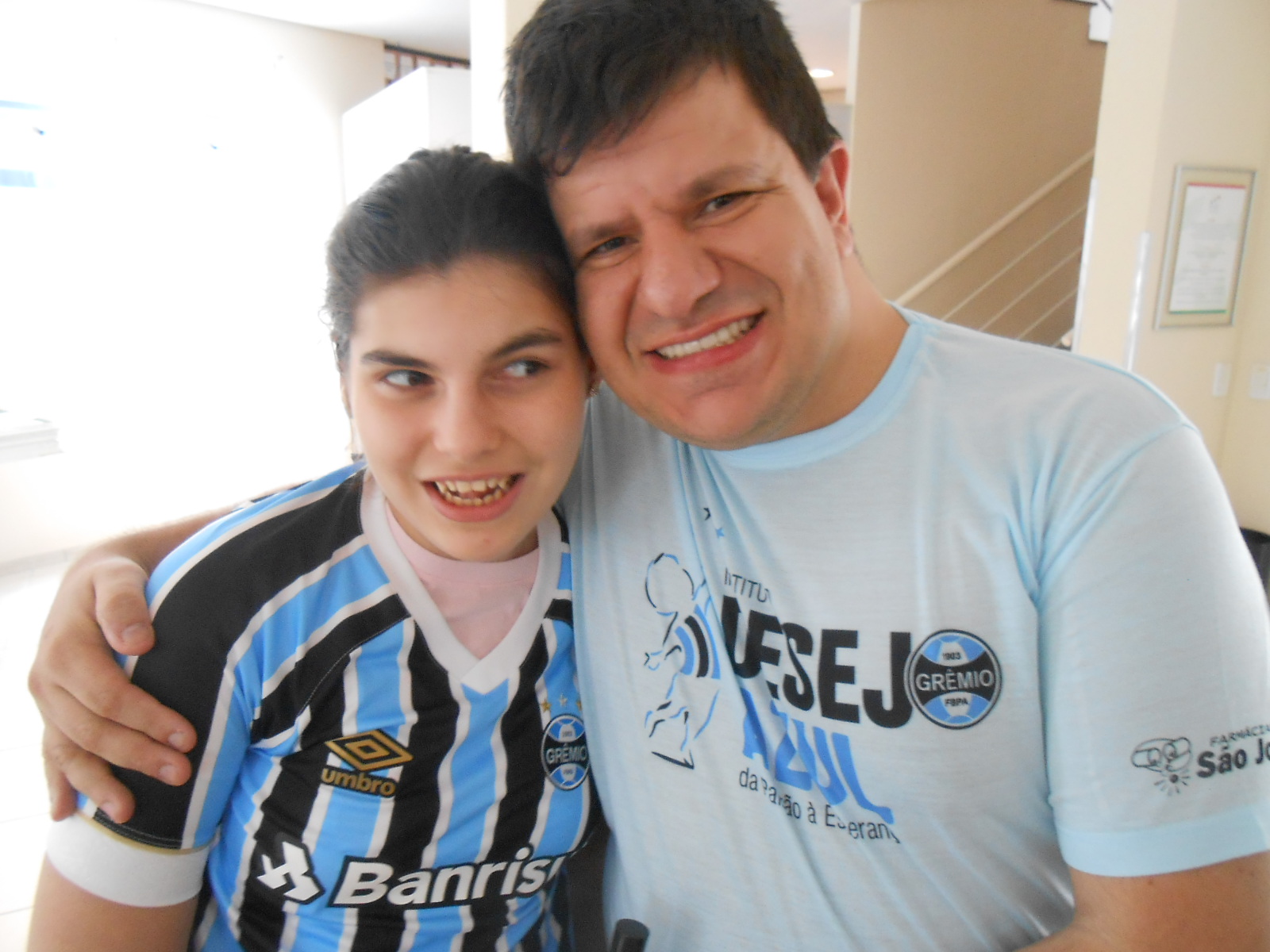 Paula é uma grande gremista. Apaixonada pelo Tricolor. Para ela o Grêmio é puro sentimento e emoção. A menina faz tratamento na Kinder e ganhou a sua camiseta oficial do Grêmio do voluntário Sandro Requena.