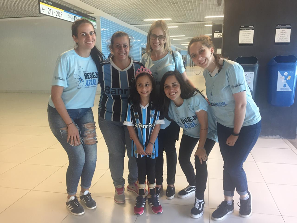 Isadora faz tratamento na AACD. Já havia recebido sua camiseta do Grêmio em recente ação. Faltava conhecer e Arena e ver o Tricolor jogar em campo. E o dia chegou. Com a colaboração das voluntárias Paola Heinen, Juliani Dornelles , Vanessa Wallau e Fernanda Fetter Isadora e seus pais foram ver Grêmio 2 x 0 Chapecoense e a consequente classificação para a Libertadores 2019.