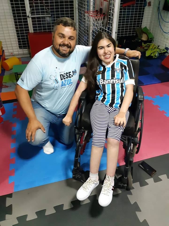 Mais uma cidade terá agora ações do Desejo Azul : Rio Grande . E a primeira gremista a ganhar a camiseta foi a Eduarda . A menina que faz tratamento na Neuroeducando, uma clínica especializada em atendimentos neuropediátricos estava que era uma felicidade só ao ganhar a camiseta oficial do Tricolor do voluntário Rafael Albernaz Lopes.