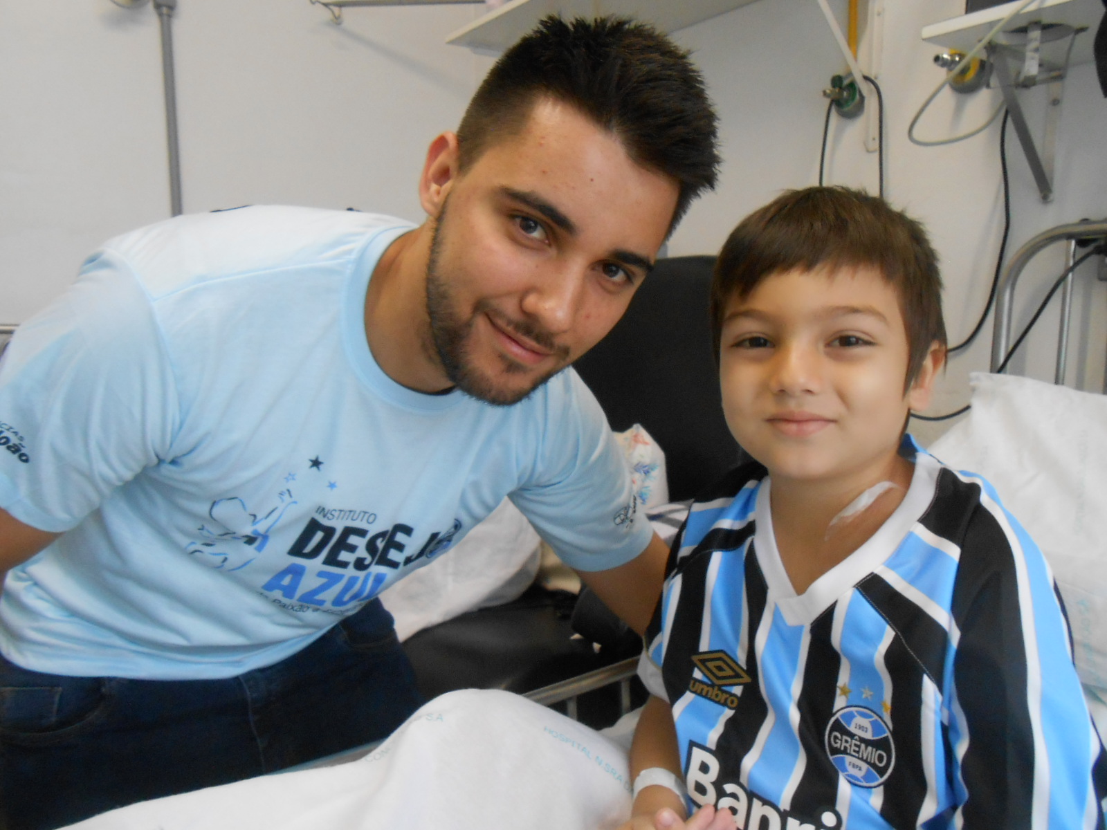 Pedro Henrique começou seu tratamento há pouco tempo no Hospital Conceição. Tem uma caminhada pela frente ainda a percorrer. Mas as notícias sao as melhores possíveis. Como trata-se de um gremista tem coragem e muita força e no final vai sair campeão. Pedro Henrique ganhou sua camiseta oficial do Grêmio do voluntário Stael Viana..