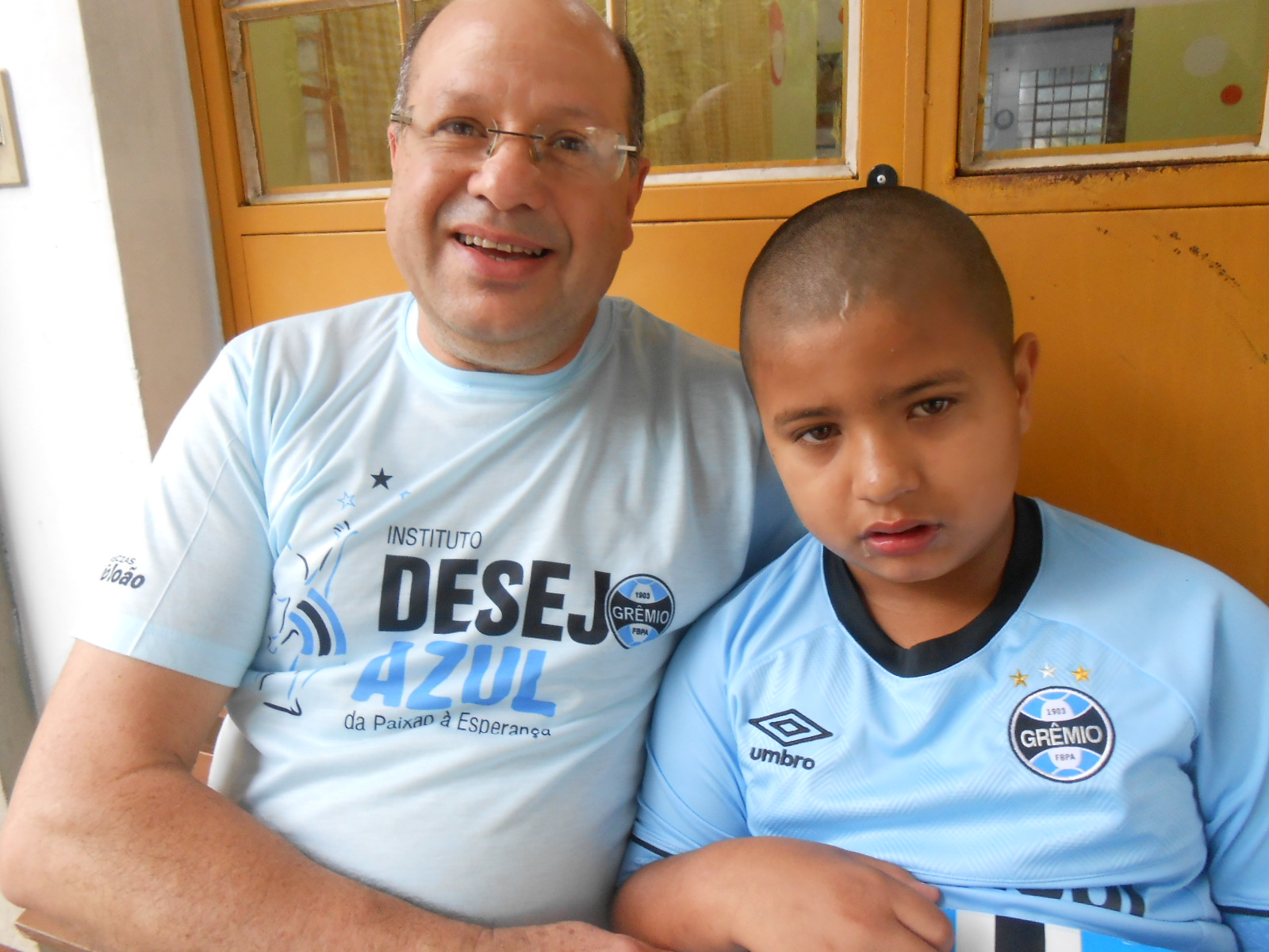 Pietro faz acompanhamento na Escola Renascença em Porto Alegre. O Tricolor tem um papel importantíssimo no mundo do Pietro. Assim como toda sua familia o menino é apaixonado pelo Grêmio. Pietro ganhou a camiseta celeste oficial do Grêmio do voluntário Arnaldo Lima Wagner.