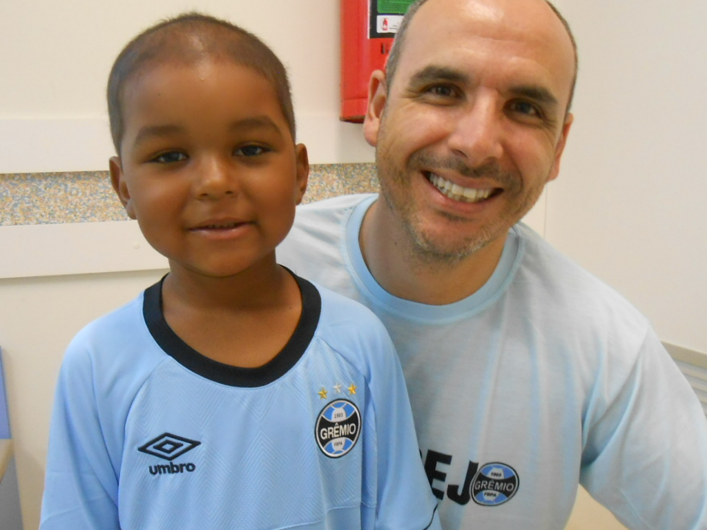 Vitor está fazendo tratamento no Hospital Conceição já faz nove meses. E por enquanto tudo está indo ás mil maravilhas. Esse gremistão está reagindo muito bem a todos os procedimentos . Ainda mais agora que ganhou do voluntário Rinaldo Penteado a camiseta celeste oficial do Grêmio.