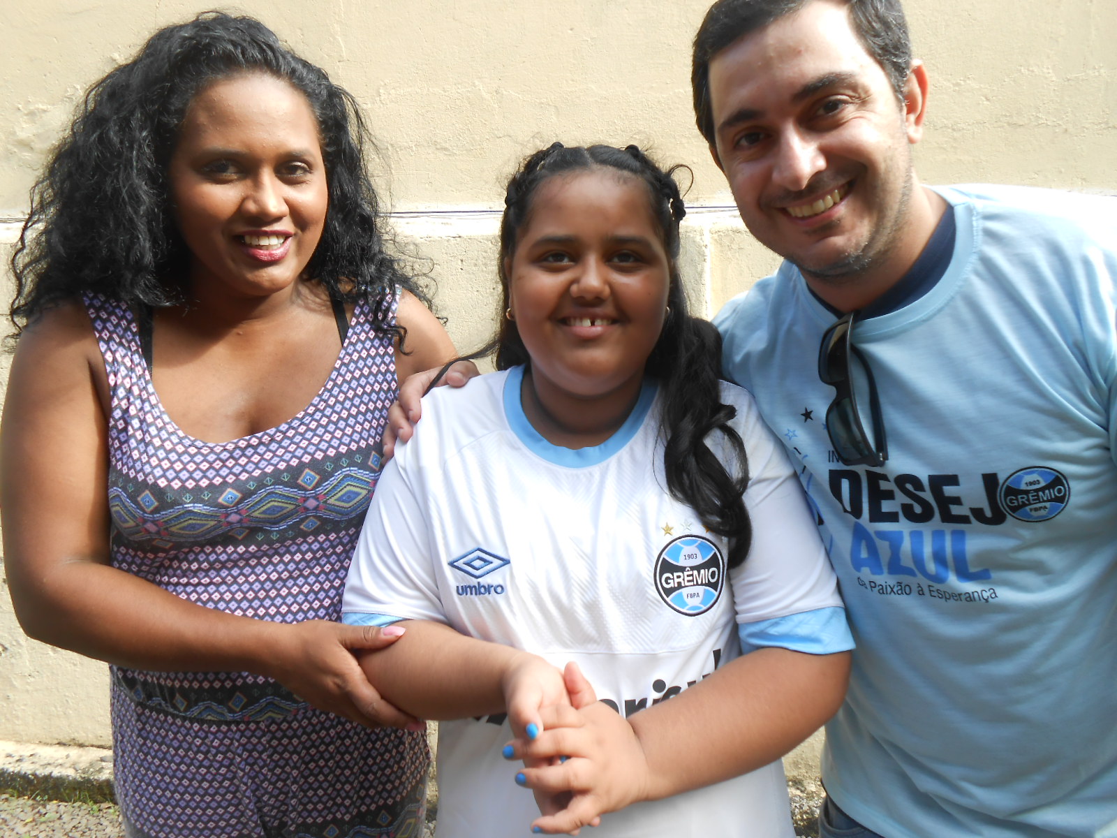 Júlia mora em Porto Alegre e queria ganhar uma camiseta do Grêmio. Uma camiseta oficial, dessas que os jogadores usam no campo. E com a colaboração do voluntário Cristiano Viana levamos até a residência da menina uma camiseta branca oficial do tricolor,para a a alegria da Júlia, sua mãe e sua avó.