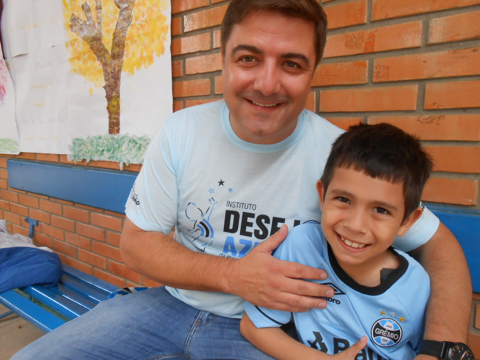 Felipe faz acompanhamento na APAE Nazareth em Porto Alegre. Entrou nesta instituição no começo do ano e já obteve muitos progressos. Felipe é um gremistão assim como toda sua familia. O menino vai vibrar muito com os títulos de 2019 com a camiseta do Grêmio que ganhou do voluntário Silvio Raincke.